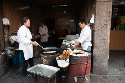 Cuisine ouverte sur la rue dans un quartier de Shanghai