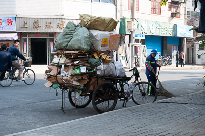 Triporteur chargé de cartons dans une rue de Shanghai
