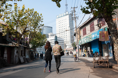 Maisons anciennes et immeubles modernes dans une même rue de Shanghai