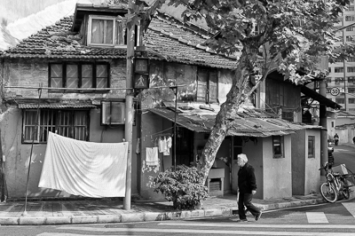 Maison ancienne et linge étendu dans un quartier de Shanghai