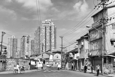 Maisons basses dominées par les tours modernes de Shanghai