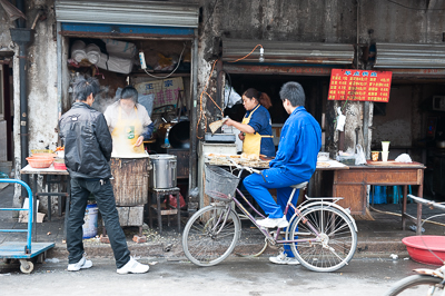 Petit restaurant de rue fréquenté par les habitants du quartier à Shanghai