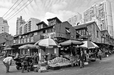 Marché de quartier devant des maisons anciennes à Shanghai