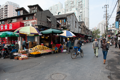 Rue commerçante de Shanghai entre maisons anciennes et grands immeubles