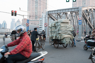 Triporteurs et scooters à proximité d'un pont de Shanghai