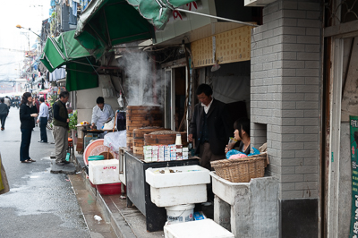 Petite cuisine fumante ouverte sur le trottoir à Shanghai