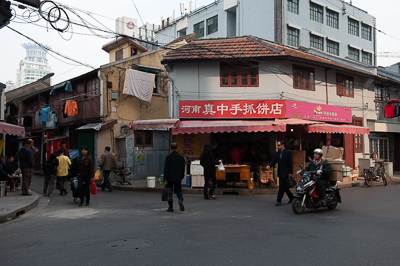 Commerce installé à l'angle d'une petite rue de Shanghai