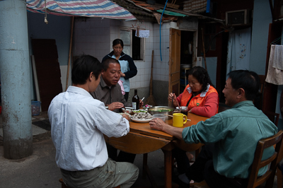 Repas pris autour d'une table dans la rue à Shanghai