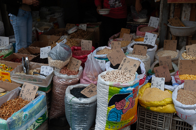 Sacs de légumes secs et de produits alimentaires sur un marché de Shanghai