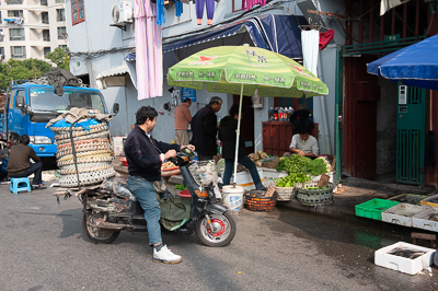 Petit commerce de rue avec triporteur et étals à Shanghai