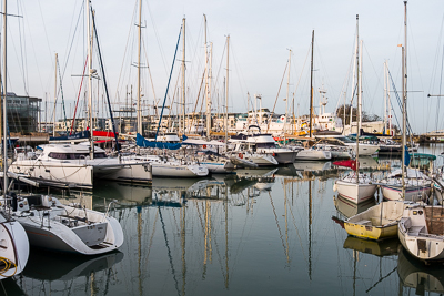 Mâts et voiliers dans le port de plaisance de La Rochelle