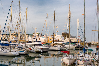Le port de plaisance et ses alignements de mâts