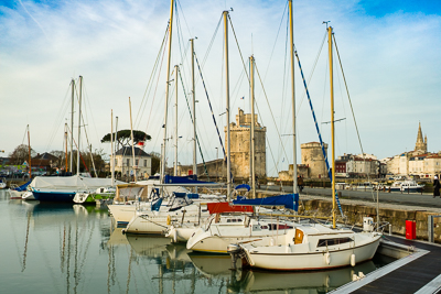 Voiliers au premier plan devant les tours du Vieux-Port