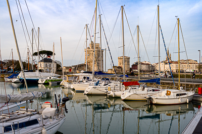 Le port de plaisance avec la tour Saint-Nicolas en arrière-plan