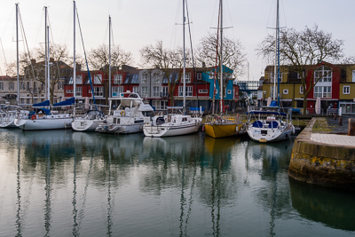 Façades colorées et bateaux le long d’un bassin