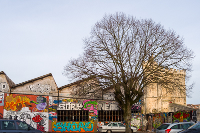 Mur couvert de graffitis près des fortifications