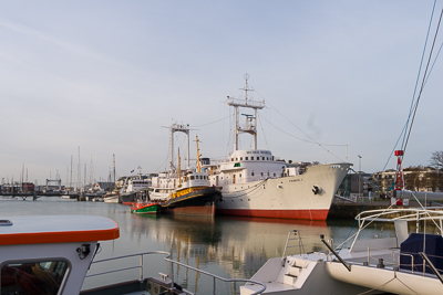 Un navire à quai dans le bassin du Musée maritime