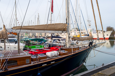 Voilier classique amarré dans le port de La Rochelle