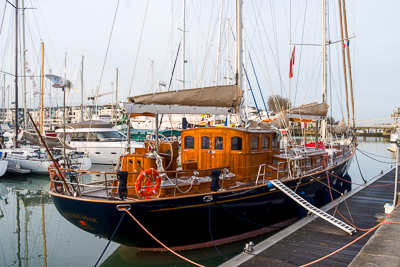Voilier classique à coque sombre dans le port de La Rochelle