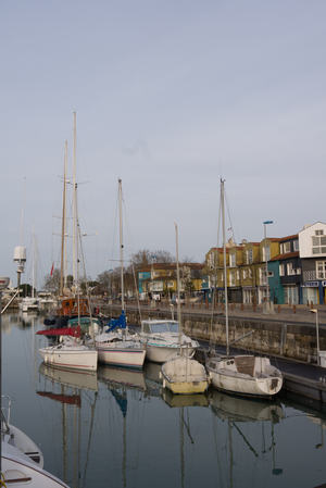 Voiliers en attente des beaux jours dans le port de La Rochelle