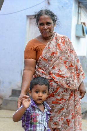 Une femme et un jeune garçon dans la rue
