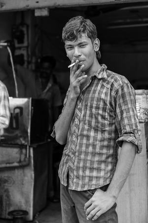 Un jeune homme, cigarette à la main