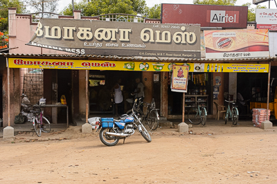 Le Mohana Mess, un restaurant végétarien, avec une moto garée devant l'entrée à Ranipet.