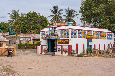 Un temple hindou aux décors colorés près du SIPCOT Complex de Ranipet.