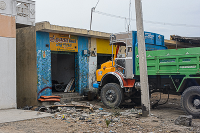 Un camion-benne est arrêté devant Sri Muruga Lorry Body Works, un atelier de carrosserie pour camions.
