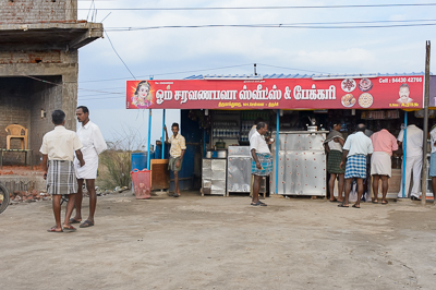 Des clients se rassemblent devant Om Saravanabhava Sweets & Bakery, sur la route Chennai–Trichy.