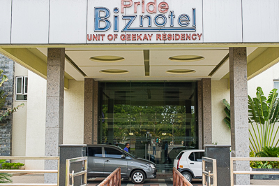La façade du Pide Bizhotel de Ranipet, la voiture m'attend.