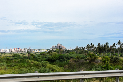 Nous quitton Trichy. Dans le lointain on distingue le temple Rock Fort
