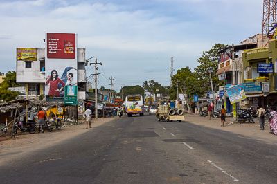 Bus, rickshaws et petites boutiques animent une large rue à la sortie de Trichy.