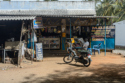 M.D. Stores réunit sous le même auvent épicerie, recharge téléphonique et petite cuisine.
