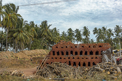 Seconde vue du four de la briqueterie artisanale, installé à ciel ouvert au milieu des cocotiers.