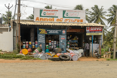 Fûts d'huile et pneus s'entassent devant l'Annai Oil Stores.