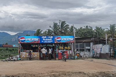 L'Al-Safi Bakery et le poste de contrôle du Tamil Nadu devant les montagnes couvertes de nuages.