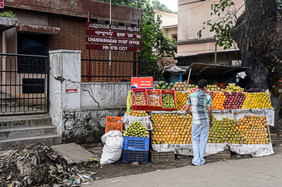 Un étal de fruits déploie ses couleurs devant la poste de Chandranagar à Palakkad.