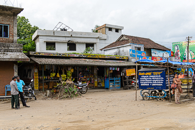 Commerces, régimes de bananes et étals de rue sous les enseignes en malayalam.