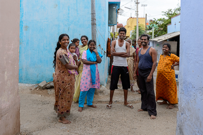 Femmes, hommes et enfants se rassemblent spontanément pour une photographie de groupe.
