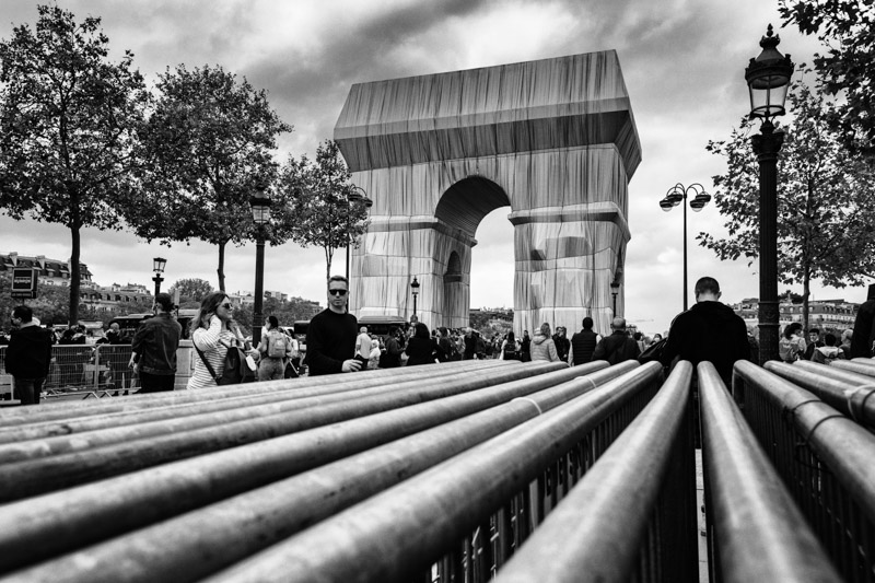 Les barrières tracent des lignes qui conduisent le regard jusqu’à l’Arc de Triomphe empaqueté.