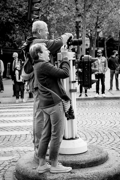 Photographier à deux : madame avec un télépgone, monsieur avec un appareil de 'pro'.