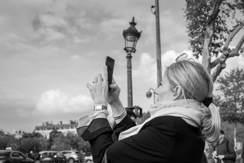 La couleur disparue, il ne reste plus que le geste de photographier.