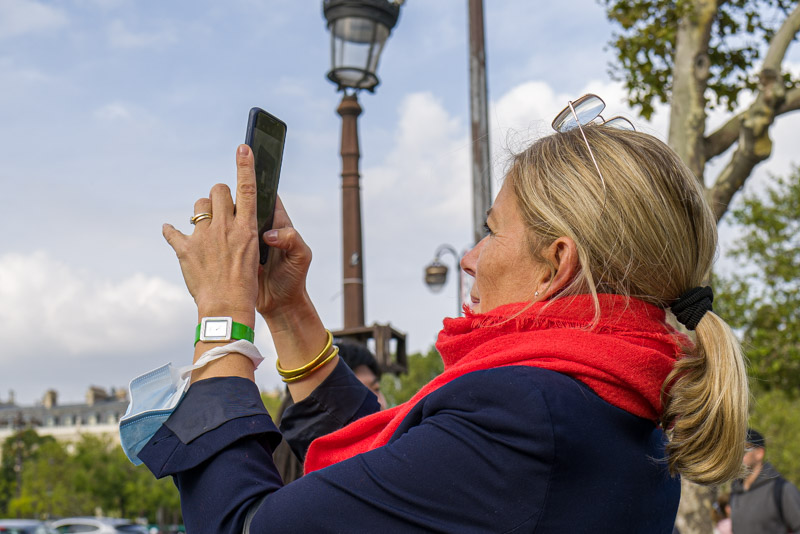 Une écharpe rouge, un téléphone levé : chacun repart avec sa propre image du monument.