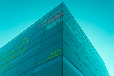 la façade vitrée du Kunstmuseum Stuttgart (le cube)