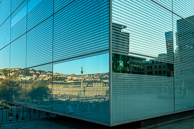 Kunstmuseum Stuttgart.
Dans les parois du cube de verre, le centre historique se reflète : château, colonne, collines. L’architecture moderne absorbe la ville ancienne et la restitue comme une image.