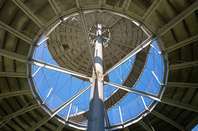 La tour en spirale métallique est la Killesbergturm, une construction aérienne de 40 mètres, toute en câbles et plateformes suspendues, qui offre un panorama spectaculaire sur la ville et ses collines. Autour, le parc mêle parterres fleuris, chemins ombragés, petits manèges et même un train miniature qui circule l’été.