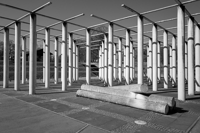Installation au parc Killesberg.
Un alignement de colonnes et de poutres, entre sculpture et architecture. La lumière y trace ses propres motifs, transformant l’espace en composition abstraite.