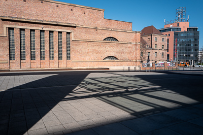 Cannstatt, ancienne centrale électrique.
La façade de briques massives s’impose, mais c’est l’ombre portée au sol qui structure l’image. L’architecture devient motif graphique, presque une composition géométrique.