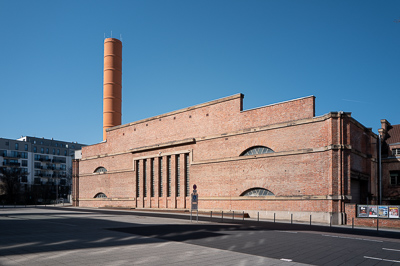 Römerkastell, Bad Cannstatt.
Devant cette façade massive, le silence est presque palpable. Les briques rouges captent la lumière, la cheminée trace une verticale nette dans le ciel. Un lieu austère, mais étonnamment photogénique.